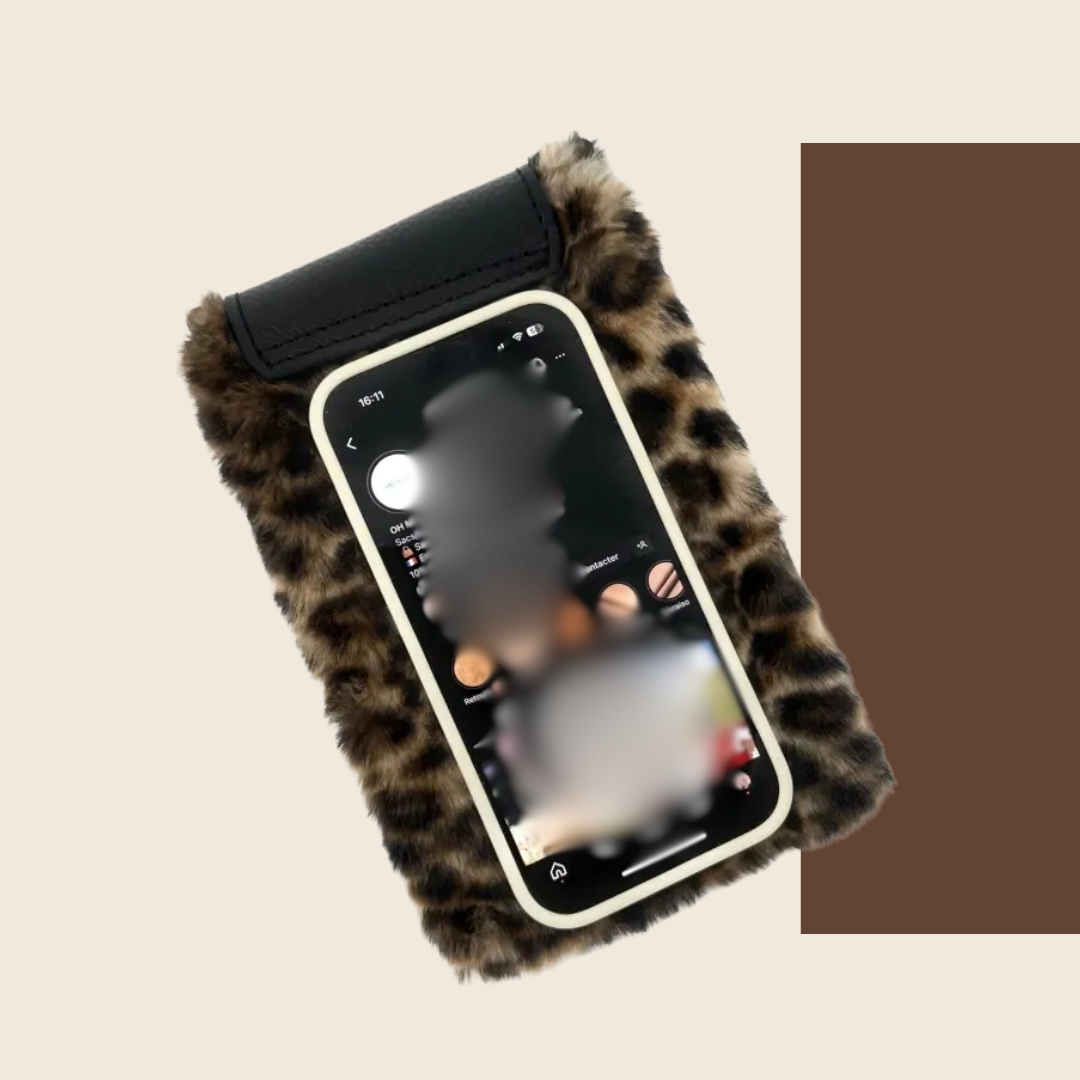 Fluffy Leopard Telefoontas met leren schouderband en gouden uiteinden.