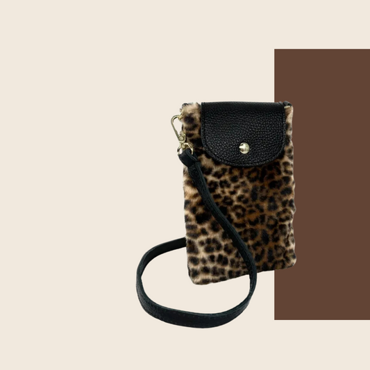 Fluffy Leopard Telefoontas met leren schouderband en gouden uiteinden.