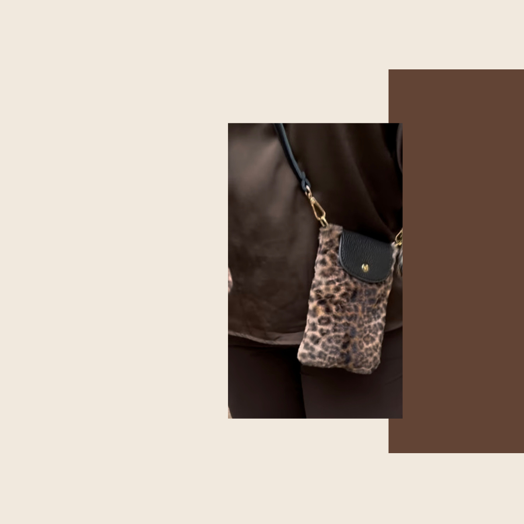 Fluffy Leopard Telefoontas met leren schouderband en gouden uiteinden.